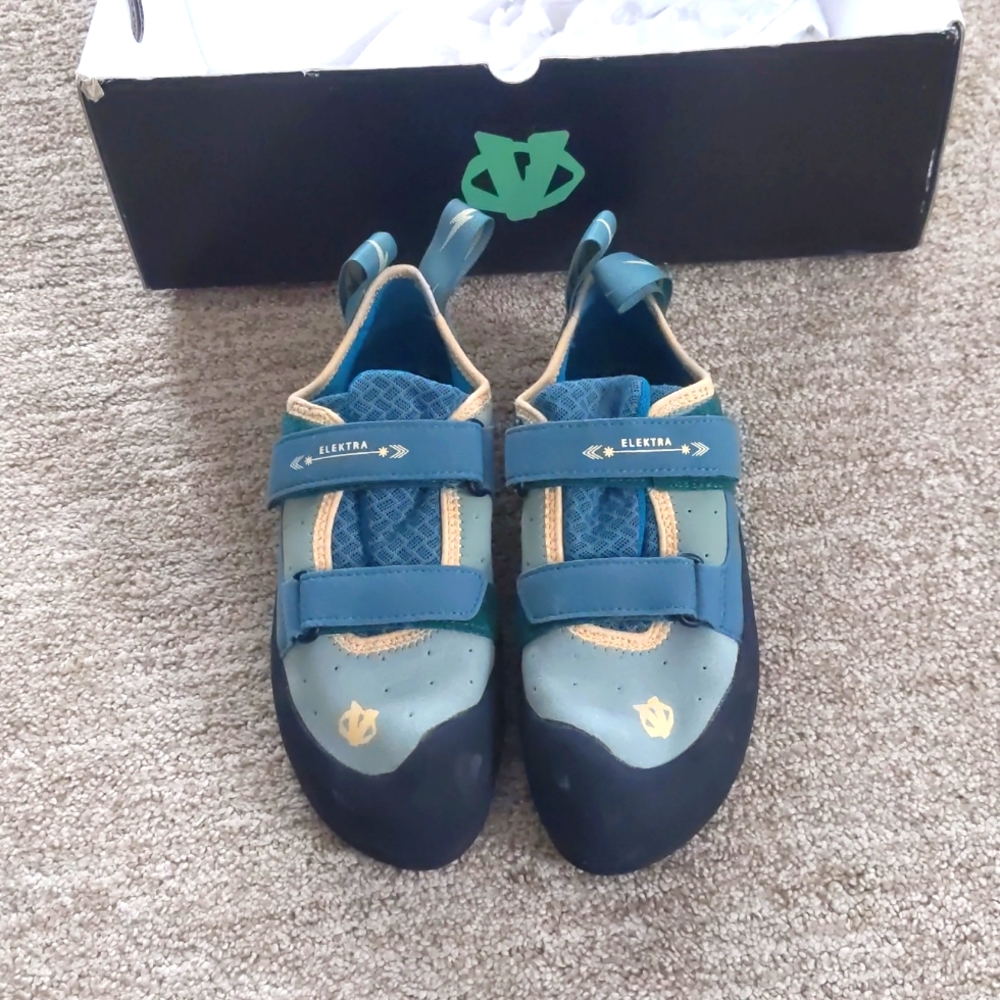 Evolv Elektra climbing shoes. Vegan. Worn indoors only once. Size 7.5.